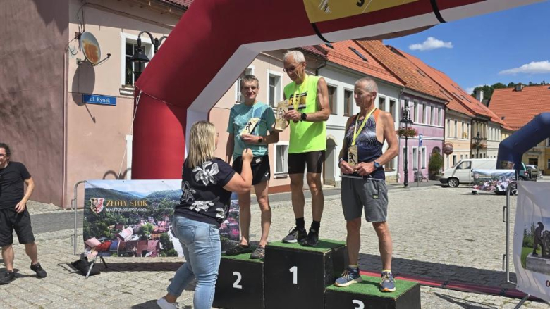Na najlepszych biegaczy czekały sztabki złota. XIV Bieg na Jawornik za namii