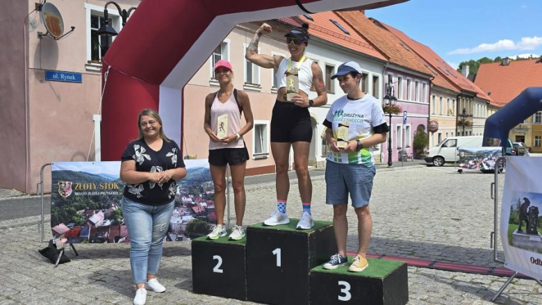 Na najlepszych biegaczy czekały sztabki złota. XIV Bieg na Jawornik za namii