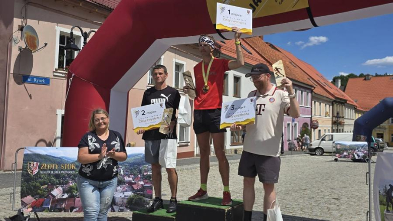 Na najlepszych biegaczy czekały sztabki złota. XIV Bieg na Jawornik za namii