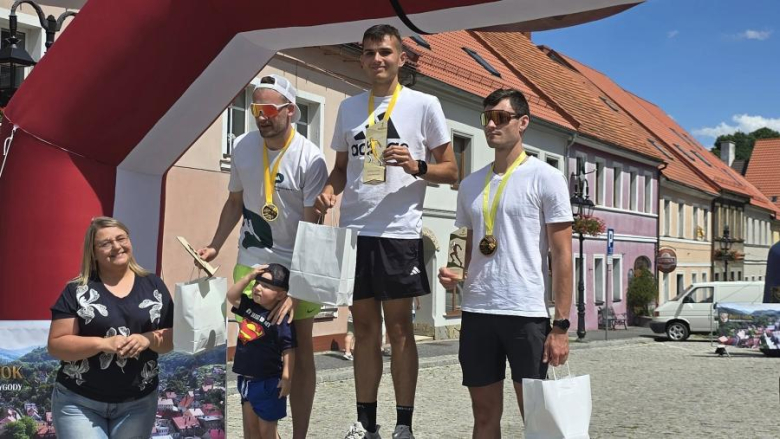 Na najlepszych biegaczy czekały sztabki złota. XIV Bieg na Jawornik za namii