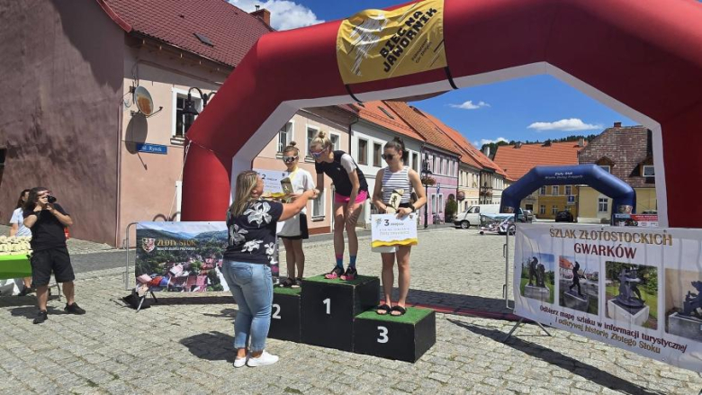 Na najlepszych biegaczy czekały sztabki złota. XIV Bieg na Jawornik za namii