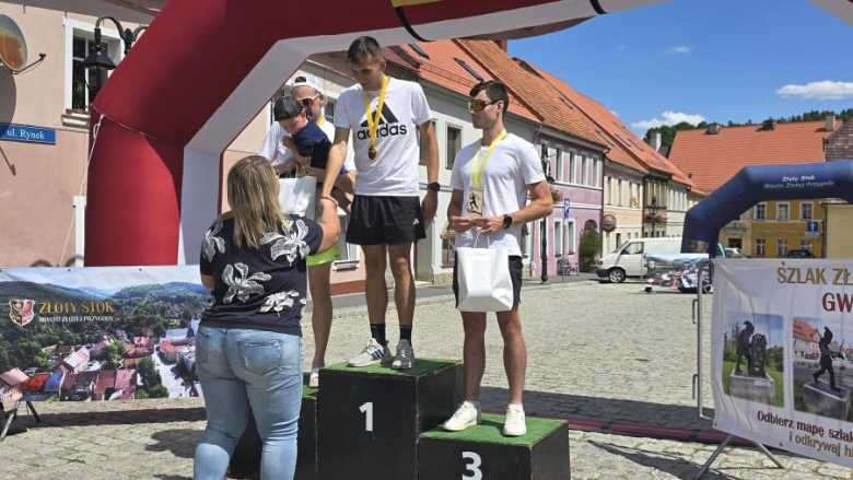 Na najlepszych biegaczy czekały sztabki złota. XIV Bieg na Jawornik za namii