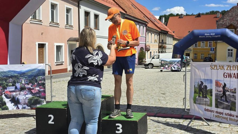 Na najlepszych biegaczy czekały sztabki złota. XIV Bieg na Jawornik za namii