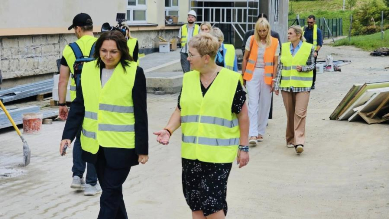 Trwa odbudowa szkoły i przedszkola. Dzieci wrócą do placówki 1 października