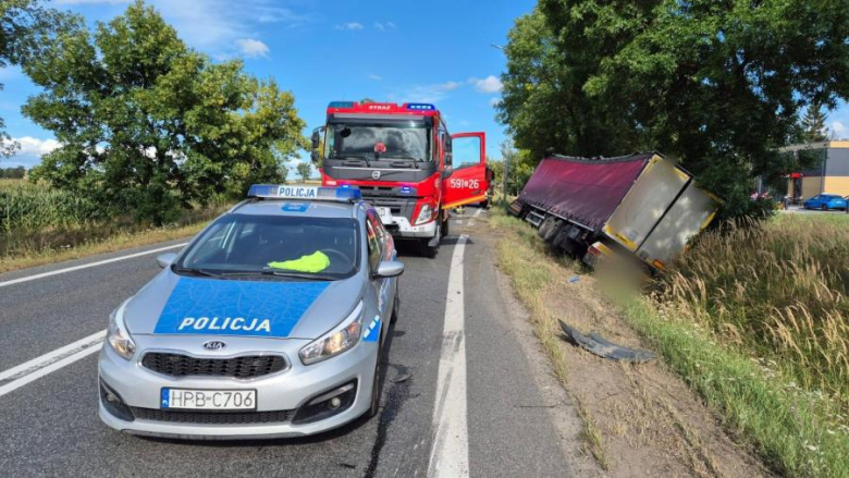 	Samochód ciężarowy zjechał z drogi i uderzył w drzewo