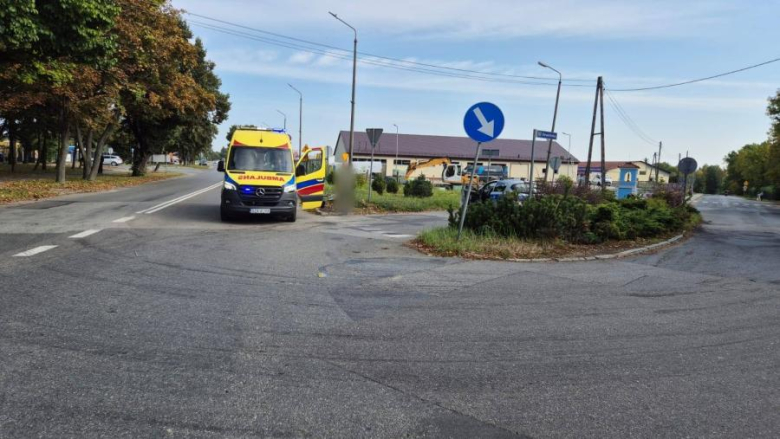 Potrącenie rowerzystki na skrzyżowaniu