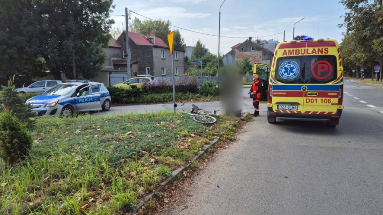 Potrącenie rowerzystki na skrzyżowaniu