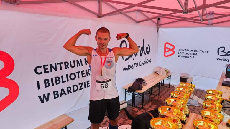 Blisko 100 biegaczy stanęło na starcie „Bardzkiej Piąteczki”