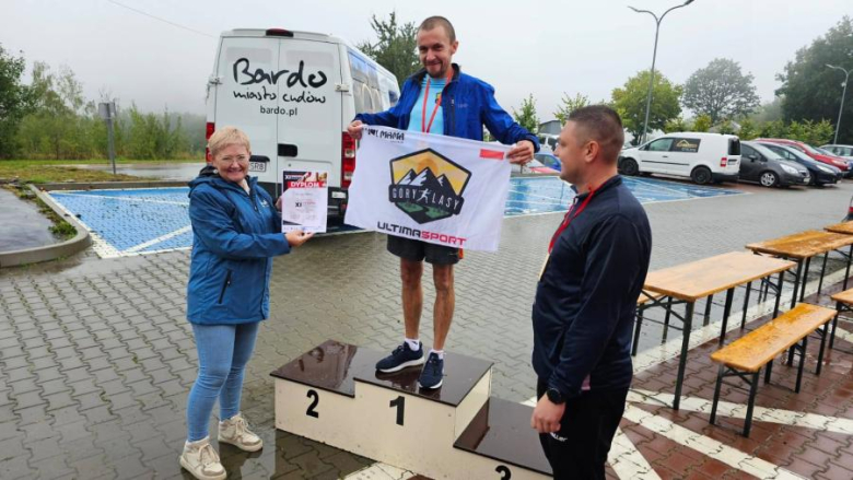 Blisko 100 biegaczy stanęło na starcie „Bardzkiej Piąteczki”