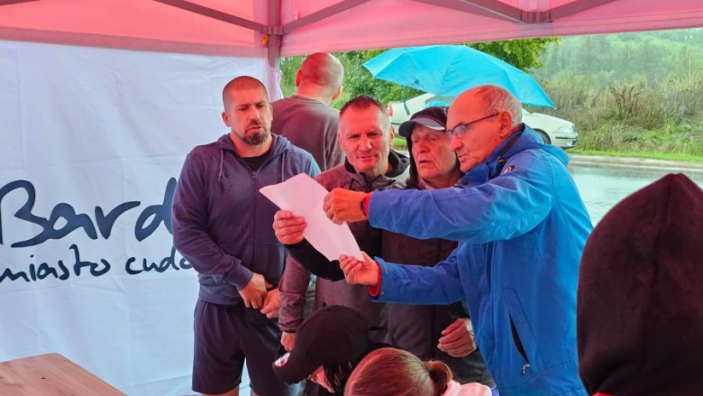 Blisko 100 biegaczy stanęło na starcie „Bardzkiej Piąteczki”