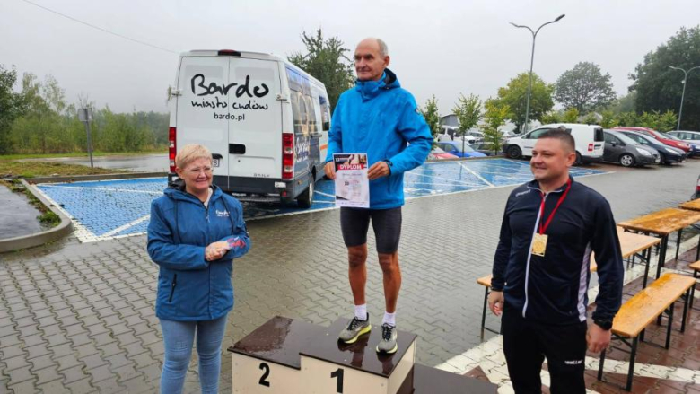 Blisko 100 biegaczy stanęło na starcie „Bardzkiej Piąteczki”