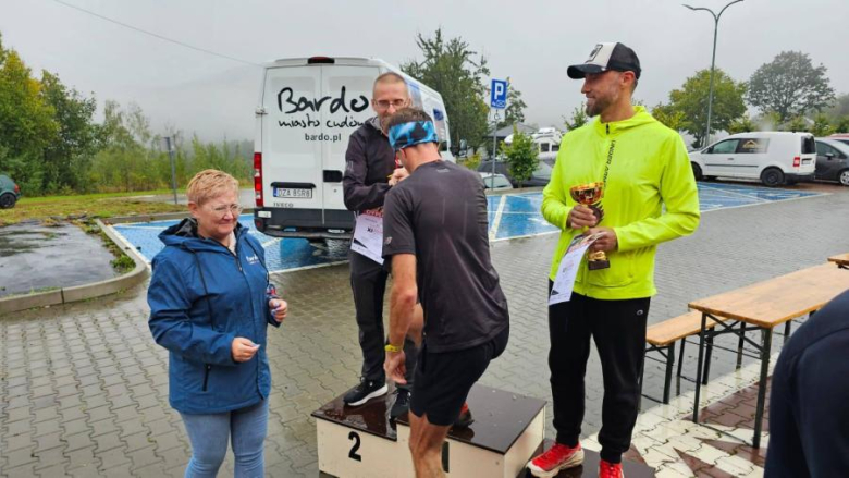 Blisko 100 biegaczy stanęło na starcie „Bardzkiej Piąteczki”