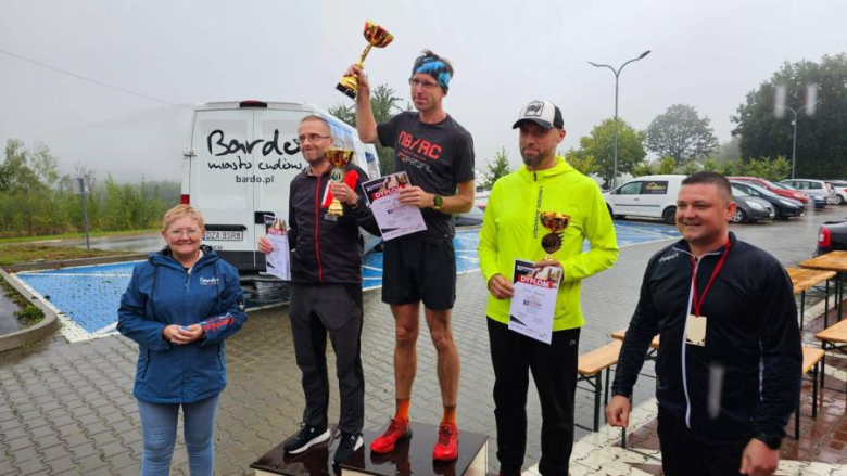 Blisko 100 biegaczy stanęło na starcie „Bardzkiej Piąteczki”
