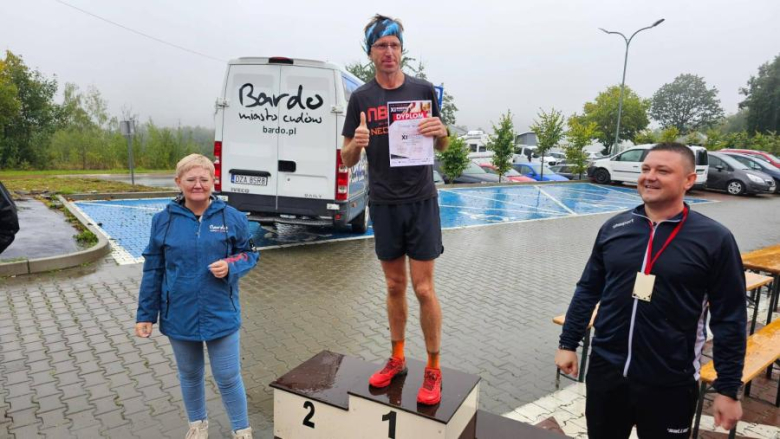 Blisko 100 biegaczy stanęło na starcie „Bardzkiej Piąteczki”