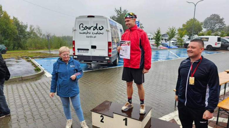 Blisko 100 biegaczy stanęło na starcie „Bardzkiej Piąteczki”