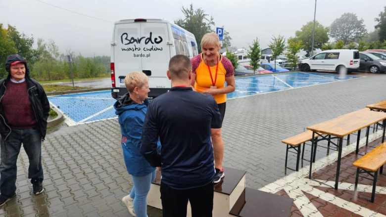 Blisko 100 biegaczy stanęło na starcie „Bardzkiej Piąteczki”