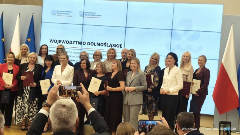 Dyrektorki z Barda i Kamieńca Ząbkowickiego z nagrodami Ministerstwa Edukacji Narodowej