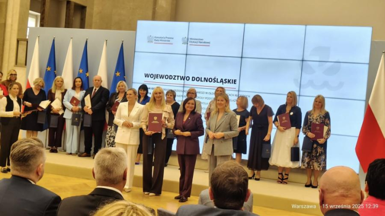 Dyrektorki z Barda i Kamieńca Ząbkowickiego z nagrodami Ministerstwa Edukacji Narodowej