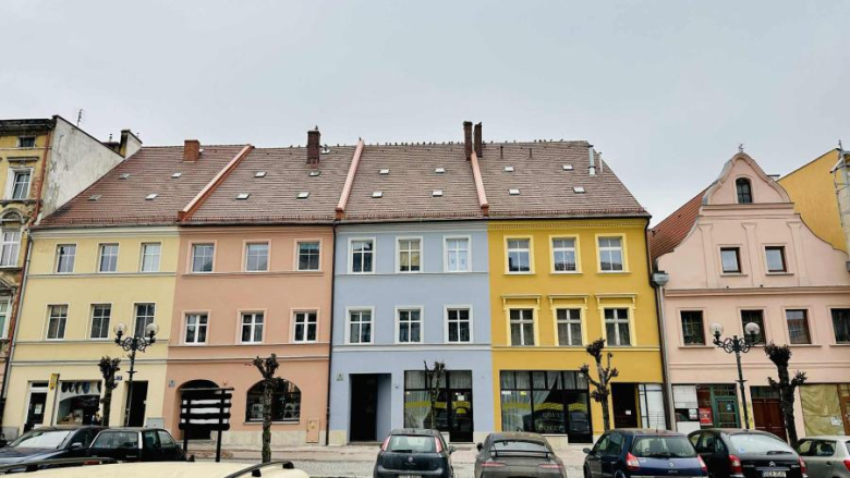 Ziębicki rynek pięknieje. Kolejne kamienice po remoncie elewacji