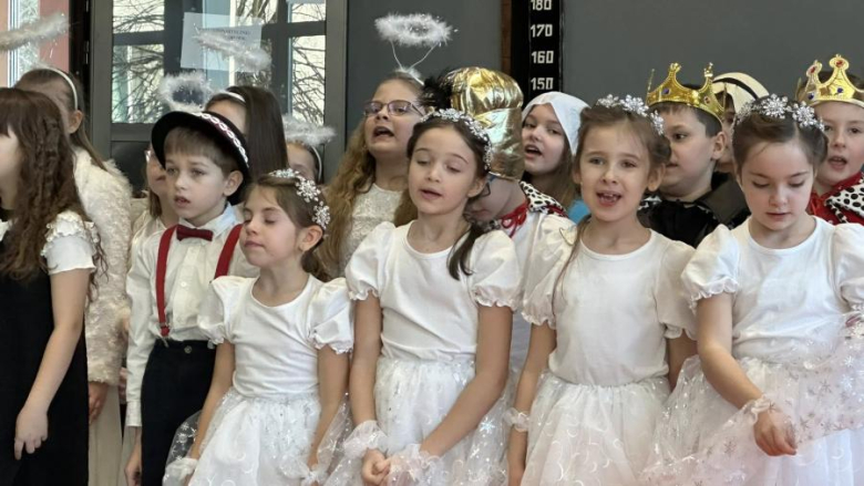 Jasełka w wykonaniu uczniów Szkoły Podstawowej w Henrykowie – pełne radości i z mądrym przesłaniem