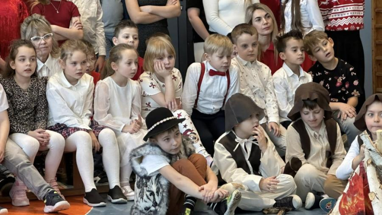 Jasełka w wykonaniu uczniów Szkoły Podstawowej w Henrykowie – pełne radości i z mądrym przesłaniem