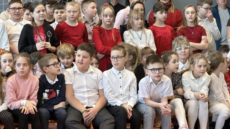 Jasełka w wykonaniu uczniów Szkoły Podstawowej w Henrykowie – pełne radości i z mądrym przesłaniem