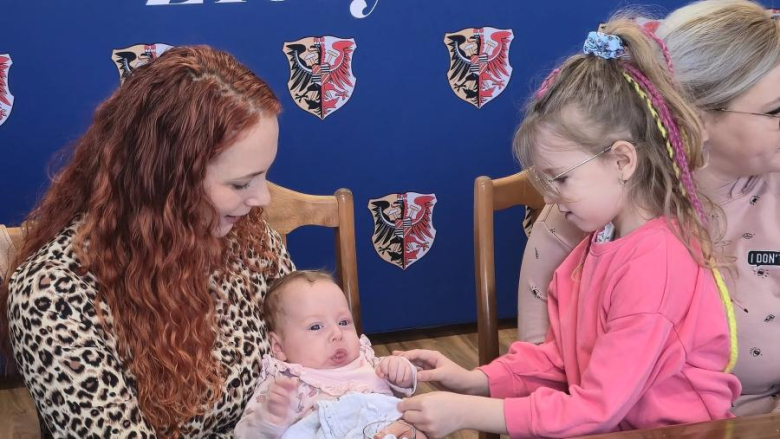 Nowi mieszkańcy Złotego Stoku oficjalnie powitani przez burmistrz