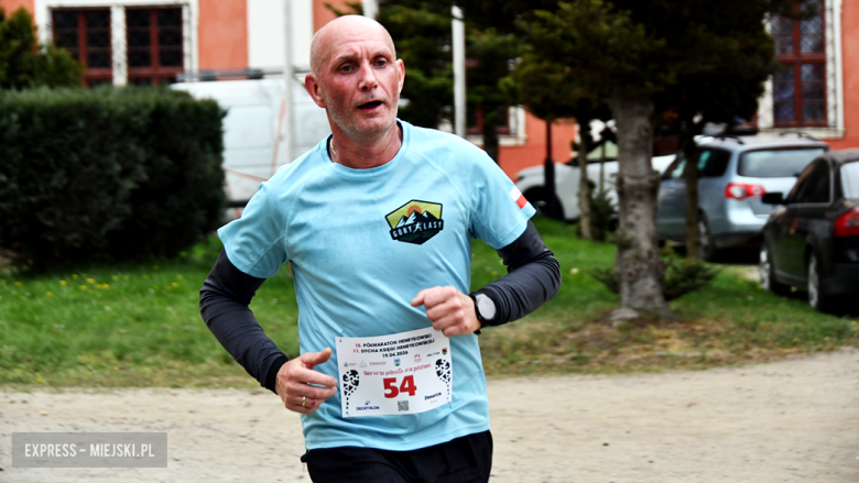 Setki biegaczy i świetne wyniki. 15. Półmaraton Henrykowski i 11. Dycha Księgi Henrykowskiej [foto]