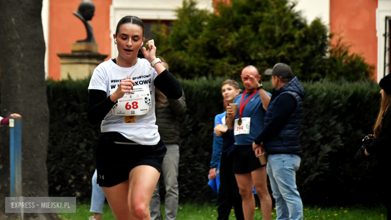 Setki biegaczy i świetne wyniki. 15. Półmaraton Henrykowski i 11. Dycha Księgi Henrykowskiej [foto]