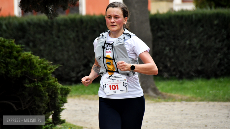 Setki biegaczy i świetne wyniki. 15. Półmaraton Henrykowski i 11. Dycha Księgi Henrykowskiej [foto]