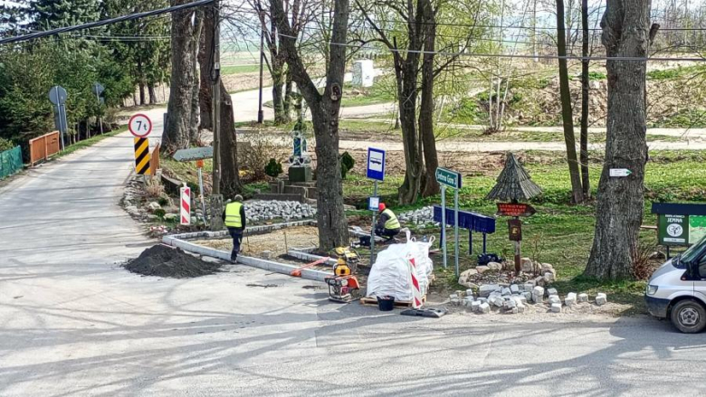 Nowe wiaty przystankowe już służą mieszkańcom gminy Stoszowice