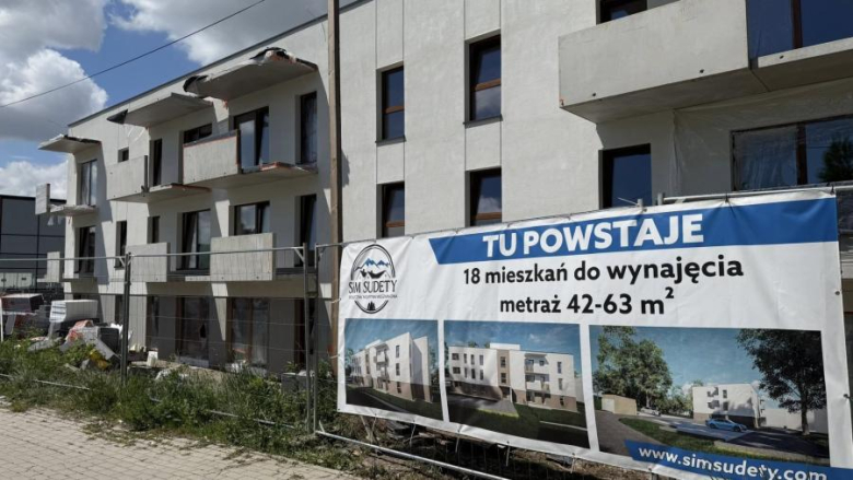 Postępują prace przy budowie budynku wielorodzinnego na wynajem. Inwestycja coraz bliżej finiszu