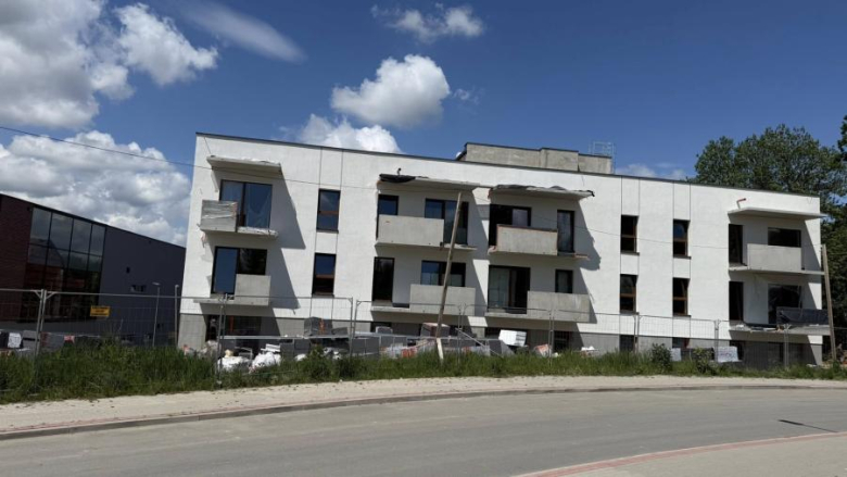 Postępują prace przy budowie budynku wielorodzinnego na wynajem. Inwestycja coraz bliżej finiszu