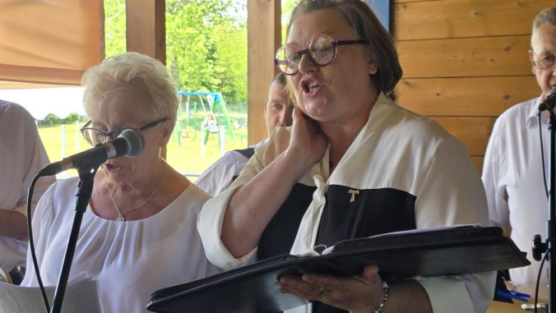 Wiata biesiadna w Błotnicy oficjalnie otwarta. Mieszkańcy wspólnie świętowali zakończenie inwestycji