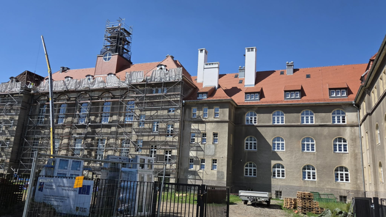 Kolejne postępy prac przy termomodernizacji budynku LO w Ząbkowicach Śląskich