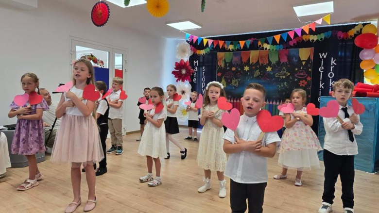 Łzy wzruszenia, uśmiechy i krok w wielki świat. Starszaki z „Bajki” pożegnały przedszkole