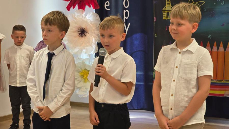Łzy wzruszenia, uśmiechy i krok w wielki świat. Starszaki z „Bajki” pożegnały przedszkole