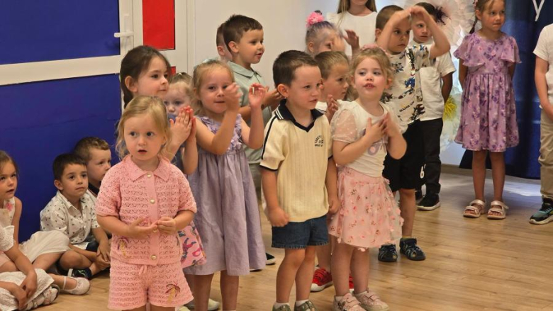 Łzy wzruszenia, uśmiechy i krok w wielki świat. Starszaki z „Bajki” pożegnały przedszkole