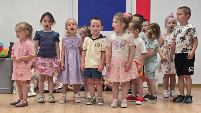 Łzy wzruszenia, uśmiechy i krok w wielki świat. Starszaki z „Bajki” pożegnały przedszkole