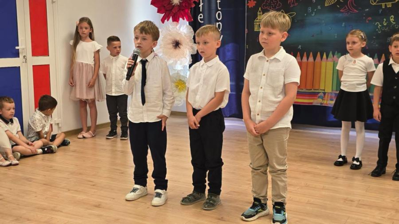 Łzy wzruszenia, uśmiechy i krok w wielki świat. Starszaki z „Bajki” pożegnały przedszkole