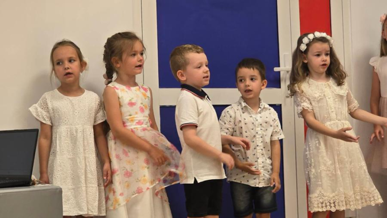 Łzy wzruszenia, uśmiechy i krok w wielki świat. Starszaki z „Bajki” pożegnały przedszkole