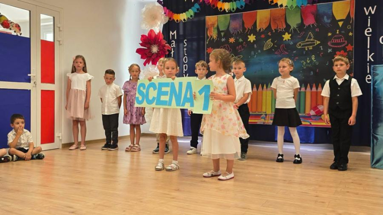 Łzy wzruszenia, uśmiechy i krok w wielki świat. Starszaki z „Bajki” pożegnały przedszkole