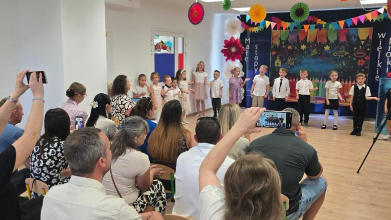 Łzy wzruszenia, uśmiechy i krok w wielki świat. Starszaki z „Bajki” pożegnały przedszkole