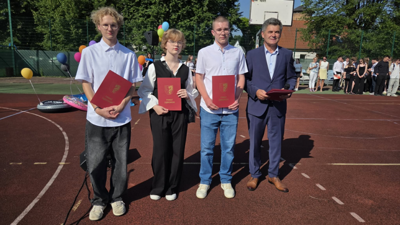 Najlepsi uczniowie ze szkół nagrodzeni przez Starostę Ząbkowickiego