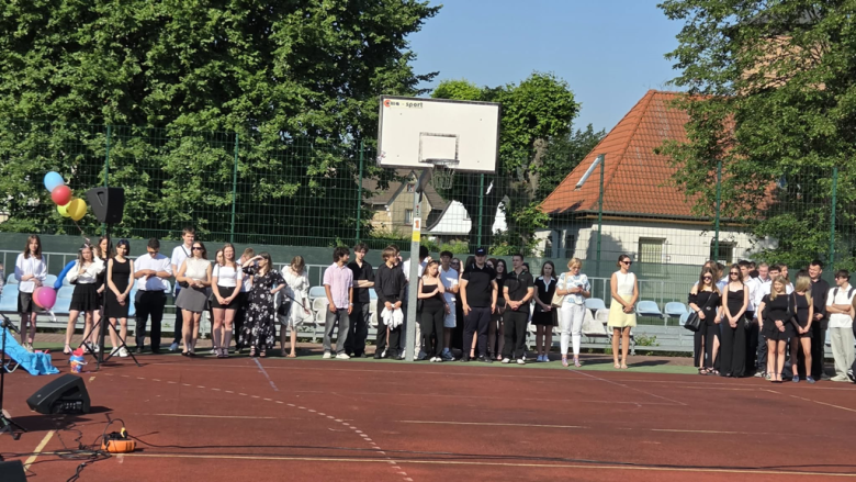 Najlepsi uczniowie ze szkół nagrodzeni przez Starostę Ząbkowickiego
