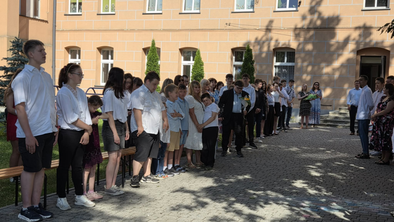 Najlepsi uczniowie ze szkół nagrodzeni przez Starostę Ząbkowickiego