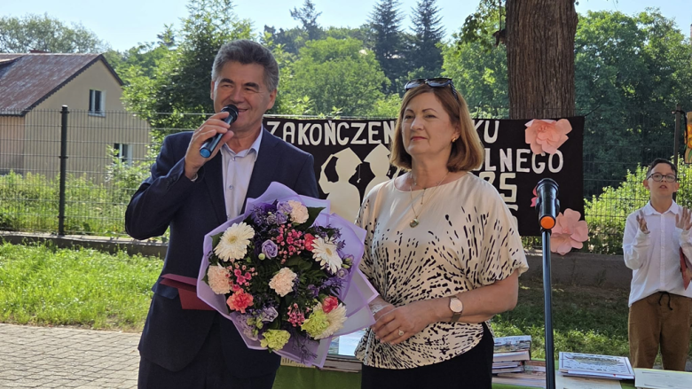 Najlepsi uczniowie ze szkół nagrodzeni przez Starostę Ząbkowickiego