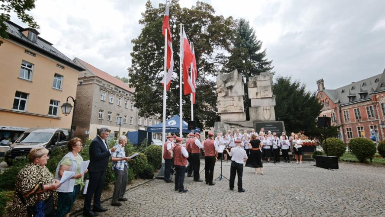 Patriotyczne śpiewy w Ząbkowicach Śląskich. Mieszkańcy uczcili 82. rocznicę Powstania Warszawskiego