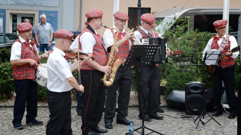 Patriotyczne śpiewy w Ząbkowicach Śląskich. Mieszkańcy uczcili 82. rocznicę Powstania Warszawskiego