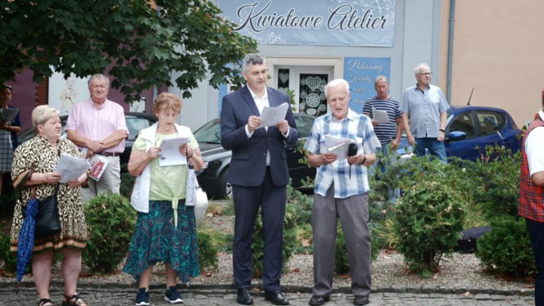Patriotyczne śpiewy w Ząbkowicach Śląskich. Mieszkańcy uczcili 82. rocznicę Powstania Warszawskiego